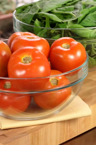 Verse tomaten en spinazie kommen — Stockfoto