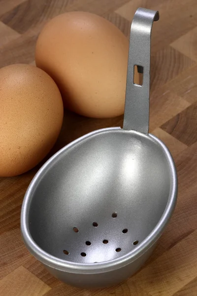 Iki çiğ yumurta ve yumurta kaçak avcı — Stok fotoğraf