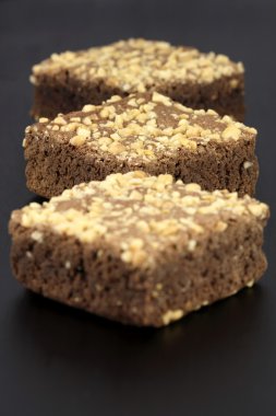 üstte çatlak yer fıstığı ile çikolatalı kek