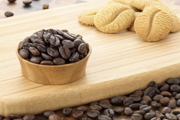 Lezzetli kahve shortbreads ve kahve çekirdekleri — Stok fotoğraf