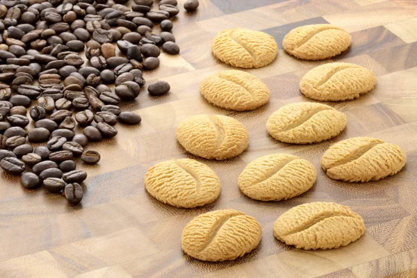 Vynikající káva shortbreads a kávová zrna — Stock fotografie