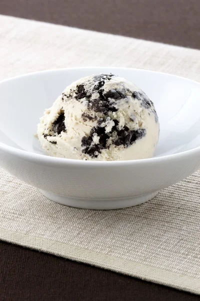 Heerlijke koekjes en crème ijs — Stockfoto