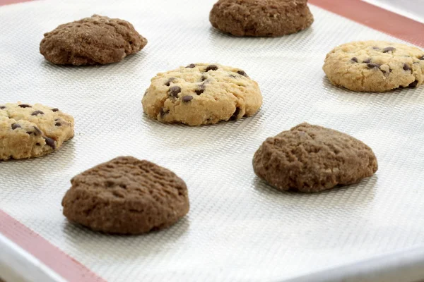 Chocolate chip cookies and chocolate cookies — Stock Photo, Image