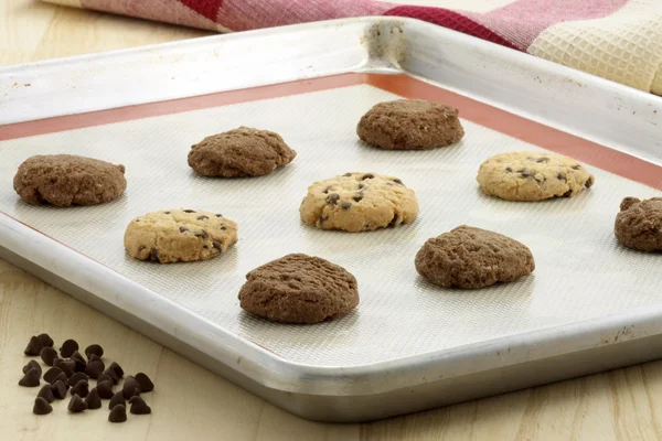 Čokoláda čip cookies a čokoládové cookies — Stock fotografie