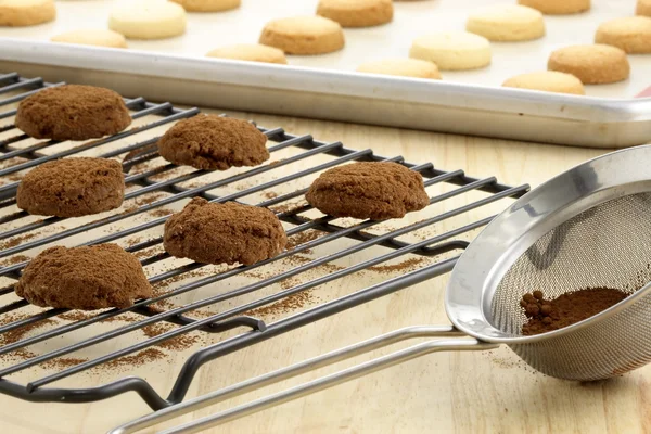 Čokoládové cookies a křehké sušenky — Stock fotografie