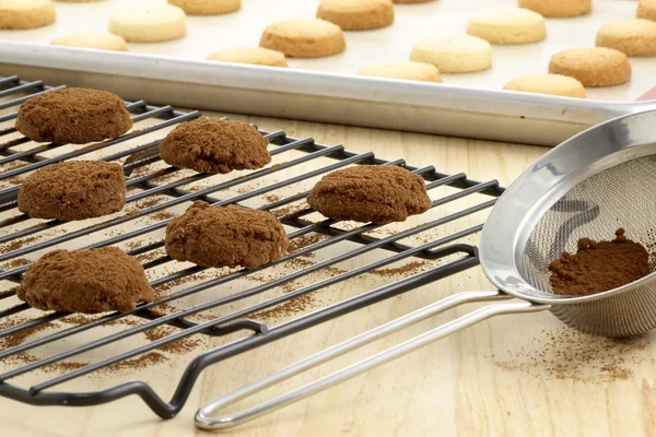 Čokoládové cookies a křehké sušenky — Stock fotografie