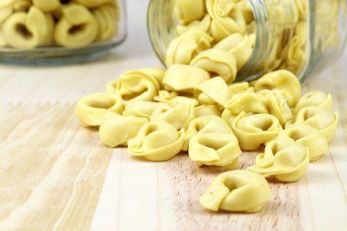 taze çiğ tortellini