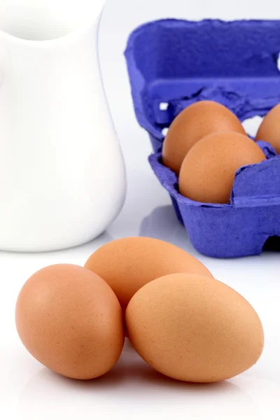 Kahverengi ham yumurta ve süt şişesi — Stok fotoğraf