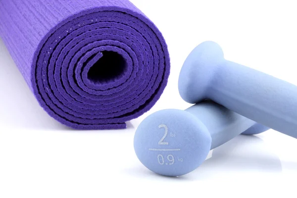 Aantal vrouwen halter gewichten en yoga mat — Stockfoto