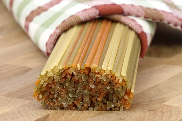 Çiğ renkli spagetti — Stok fotoğraf