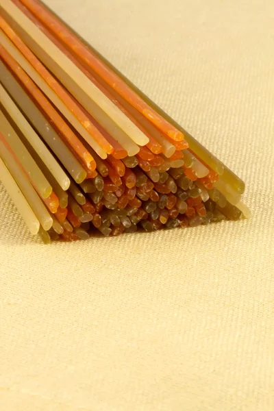 Espaguetis coloridos crudos — Foto de Stock