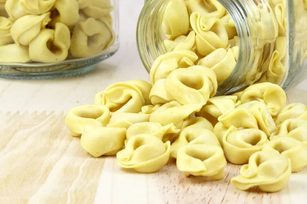 Čerstvé syrové tortellini — Stock fotografie