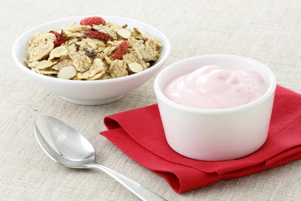 Delicioso yogur de fresa y cereal fresco — Foto de Stock