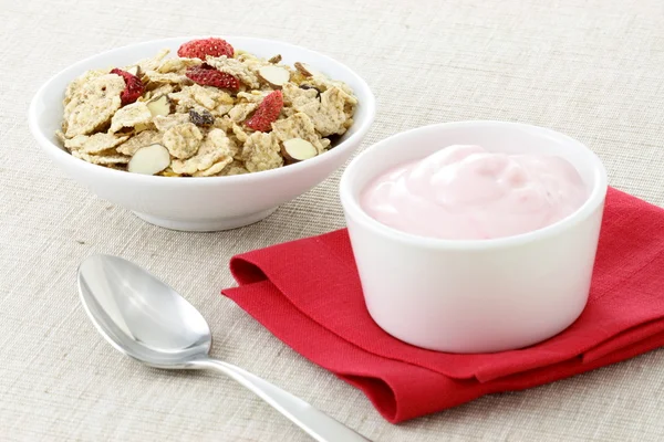Iogurte de morango delicioso e cereais frescos — Fotografia de Stock