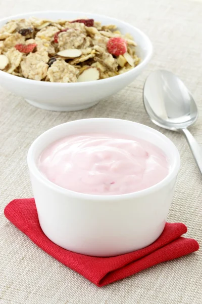 Heerlijke aardbeien yoghurt en vers granen — Stockfoto