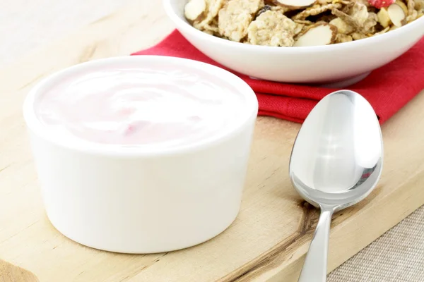 Iogurte de morango delicioso e cereais frescos — Fotografia de Stock