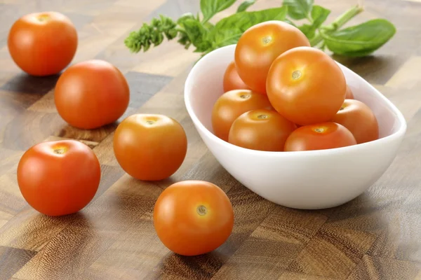 Fresh organic tomatoes — Stock Photo, Image