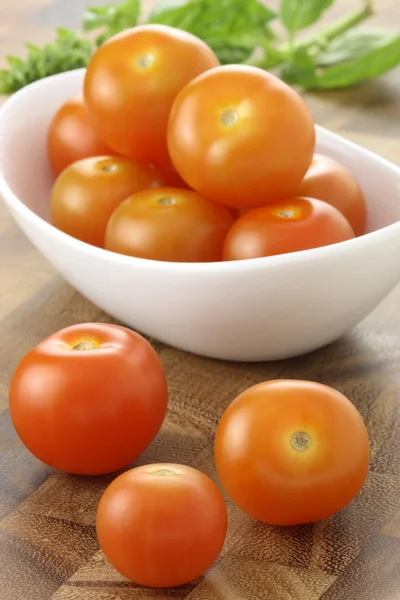 Fresh organic tomatoes — Stock Photo, Image