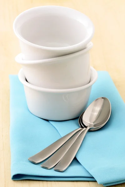 Ice cream cups and spoons — Stock Photo, Image