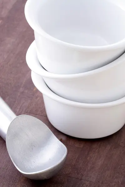 Ice cream cups and antifreeze scoop — Stock Photo, Image