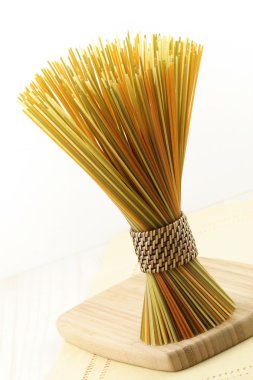 çiğ renkli spagetti