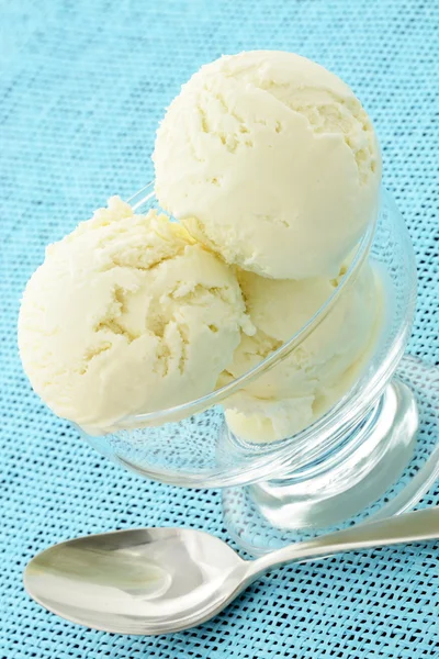 Delizioso gelato alla vaniglia — Foto Stock