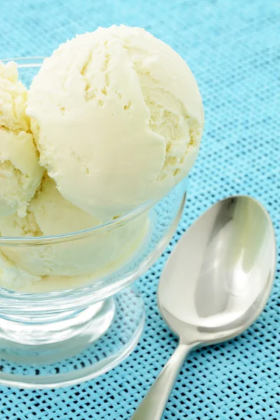 Lahodná vanilková zmrzlina — Stock fotografie