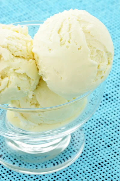 Delizioso gelato alla vaniglia — Foto Stock