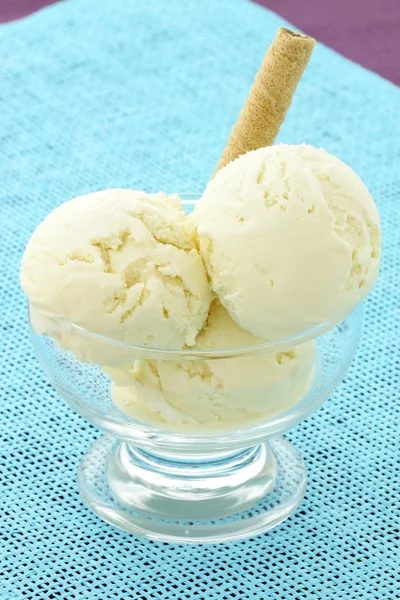 Delicious vanilla ice cream — Stock Photo, Image