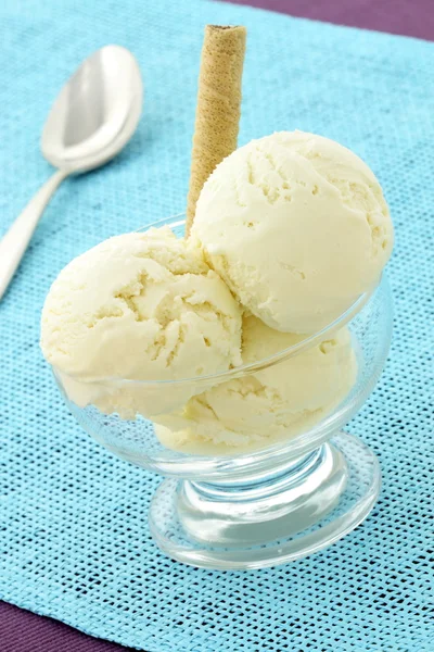 Lezzetli vanilyalı dondurma — Stok fotoğraf