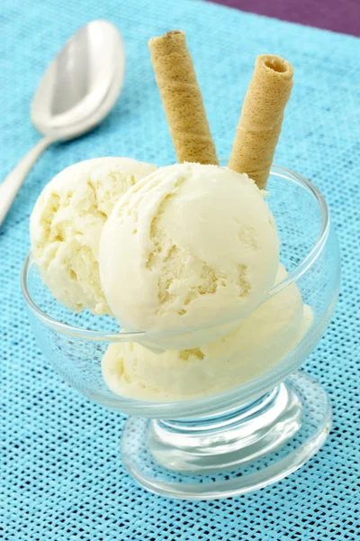 Lezzetli vanilyalı dondurma — Stok fotoğraf