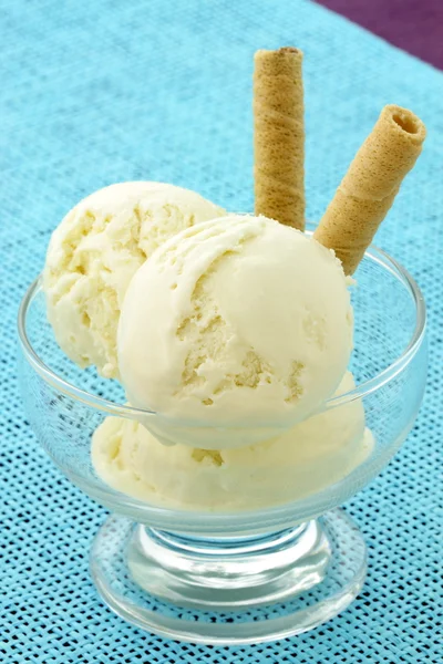 Вкусное ванильное мороженое — стоковое фото