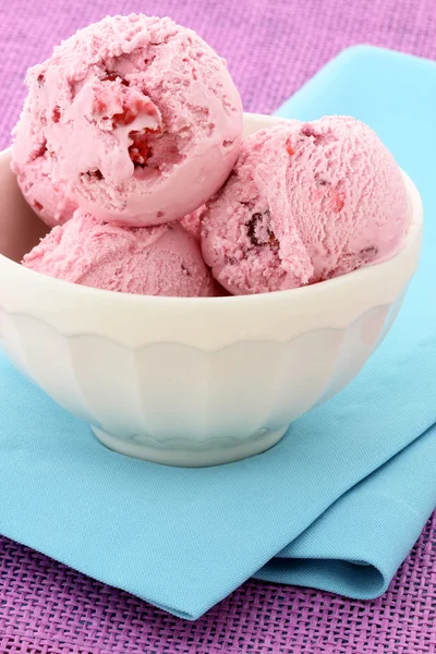 Delizioso gelato alle bacche miste — Foto Stock
