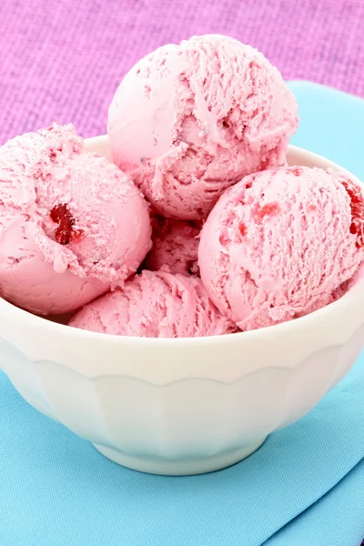 Вкусное мороженое из смешанных ягод — стоковое фото