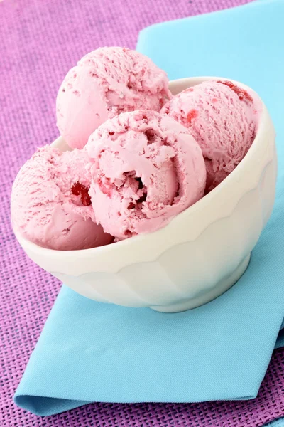 맛 있는 혼합된 딸기 아이스크림 — 스톡 사진