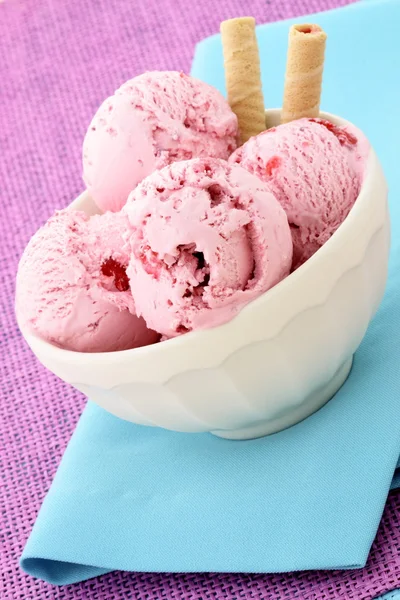 Смачні ягоди морозиво — стокове фото