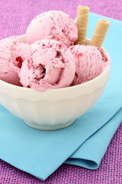 Delizioso gelato alle bacche miste — Foto Stock