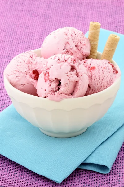 Delizioso gelato alle bacche — Foto Stock