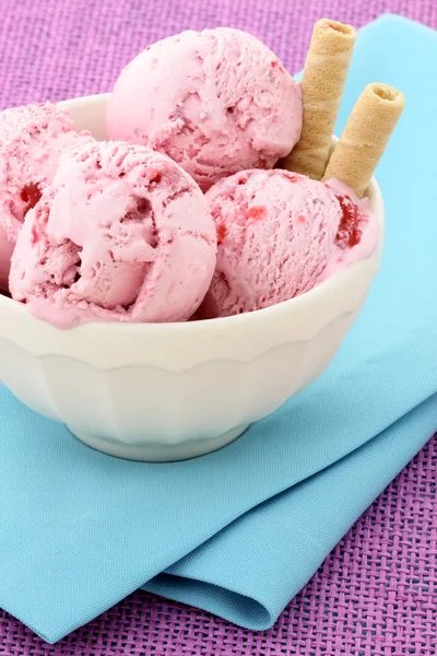 Delicioso helado de bayas mixtas — Foto de Stock