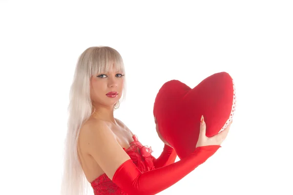สาวสวยในชุดที่มีหัวใจสีแดงในมือ — ภาพถ่ายสต็อก