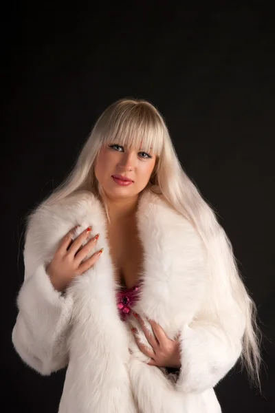 Glamour blondin i en varm vit päls — Stockfoto