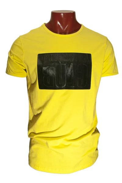 Желтая футболка — стоковое фото