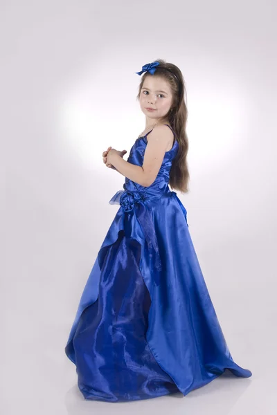 濃い青のドレスの少女の肖像画 — ストック写真