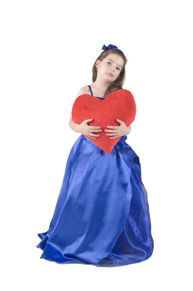 La bambina in un vestito blu con il cuore rosso in mano — Foto Stock