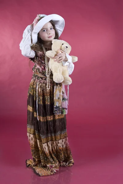 Porträtt av den lilla flickan, med en leksak i händer — Stockfoto