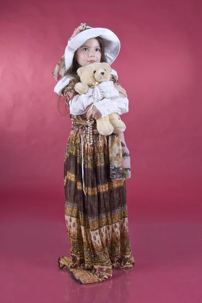 Küçük kız, ellerinde bir oyuncakla portresi — Stok fotoğraf