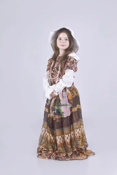 Маленька дівчинка в сукні з прикрасами — стокове фото