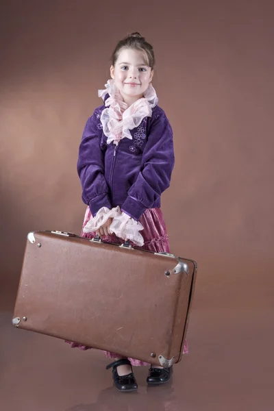 Het kind met een koffer — Stockfoto