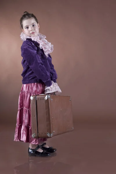 Il bambino con una valigia — Foto Stock