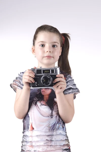 En liten flicka med en gammal kamera — Stockfoto